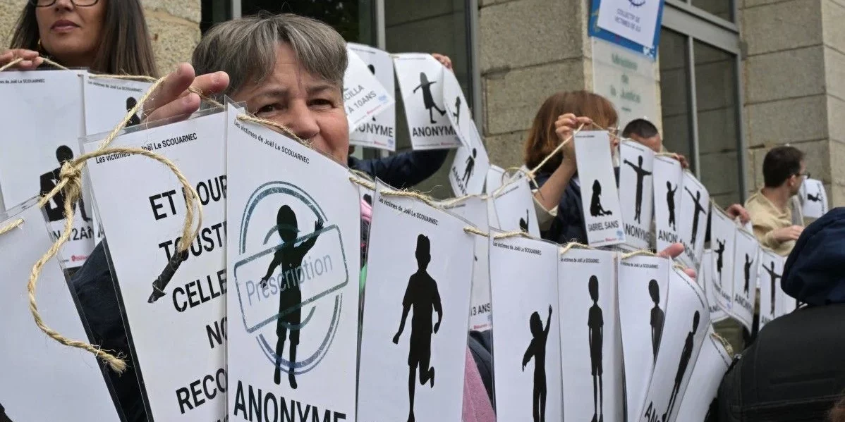 1444x920_les-victimes-de-joel-le-scouarnec-ont-manifeste-devant-la-cour-criminelle-du-morbihan-avant-que-l-ancien-chirurgien-ne-soit-condamne-a-vingt-ans-de-prison